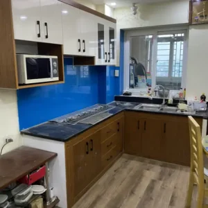 Tủ bếp nhựa Ecoplast cao cấp chữ L 6 cánh có kệ để lò vi sóng EC-TBNL02