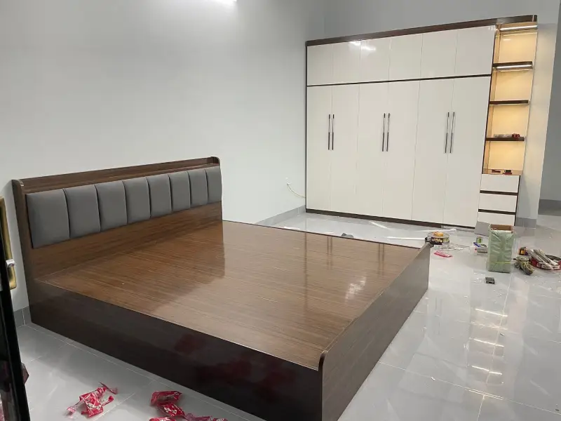 Combo phòng ngủ nhựa Ecoplast gồm tủ quần áo 6 cánh kịch trần phối kệ hông hắt LED mã EC-AR35 và giường ngủ bọc nỉ màu vân gỗ óc chó tại Green Little Town Cổ Bi Gia Lâm