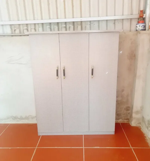 Tủ giày dép nhựa Ecoplast 3 cánh mở màu xám phủ vân vải chống xước tích hợp tay nắm kim loại chắc chắn tại Garage 911 Workshop ngõ 192 Thanh Am Thượng Thanh Long Biên