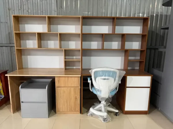 Bàn học sinh đôi nhựa Ecoplast màu vân gỗ xoan đào kết hợp vân gỗ gụ liền giá sách kịch trần mã EC-BHS09 bàn giao cho bác Thanh Vân tại ngõ 1 Huỳnh Tấn Phát Thạch Bàn Long Biên