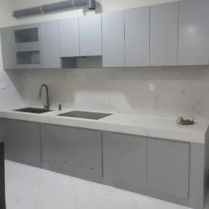 Tủ bếp nhựa Ecoplast cánh kính chữ I cho phòng khách liền bếp EC-TBNI12