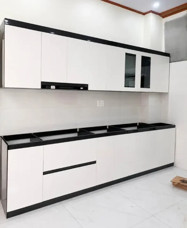 Tủ bếp nhựa Ecoplast chữ I 11 cánh mã EC-TBNI03 màu trắng ngà phối viền đen chĩnh đạc tại chung cư Imperial Plaza 360 Giải Phóng