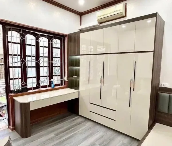 Tủ quần áo nhựa Ecoplast 5 cánh mở kịch trần phối màu vân gỗ óc chó kết hợp cánh trắng kem bóng gương liền bàn làm việc bo góc tại ngõ 31 Đặng Vũ Hỷ Việt Hưng Long Biên