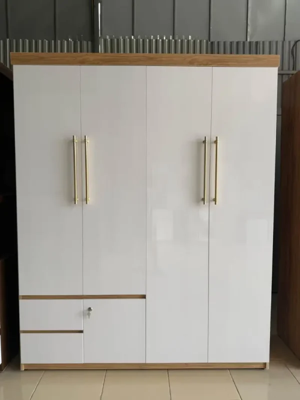 Tủ quần áo nhựa Ecoplast 4 cánh mở thấp màu trắng ngà phối nẹp trán vân gỗ sồi và tay cầm mạ vàng mã EC-TNEC124 tại chung cư Vinhomes Symphony Long Biên